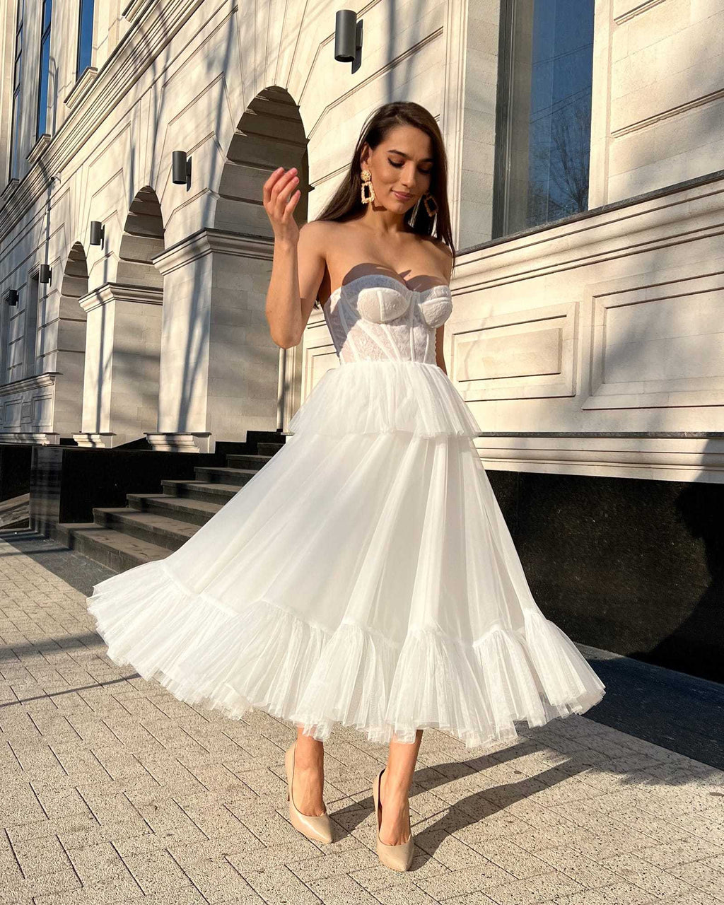 Rochie alba elegantă midi cu corset din dantelă și șiret reglabil, potrivită pentru ocazii speciale.