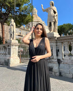 Rochie nunta neagră cu dantelă și slit pentru ocazii speciale.