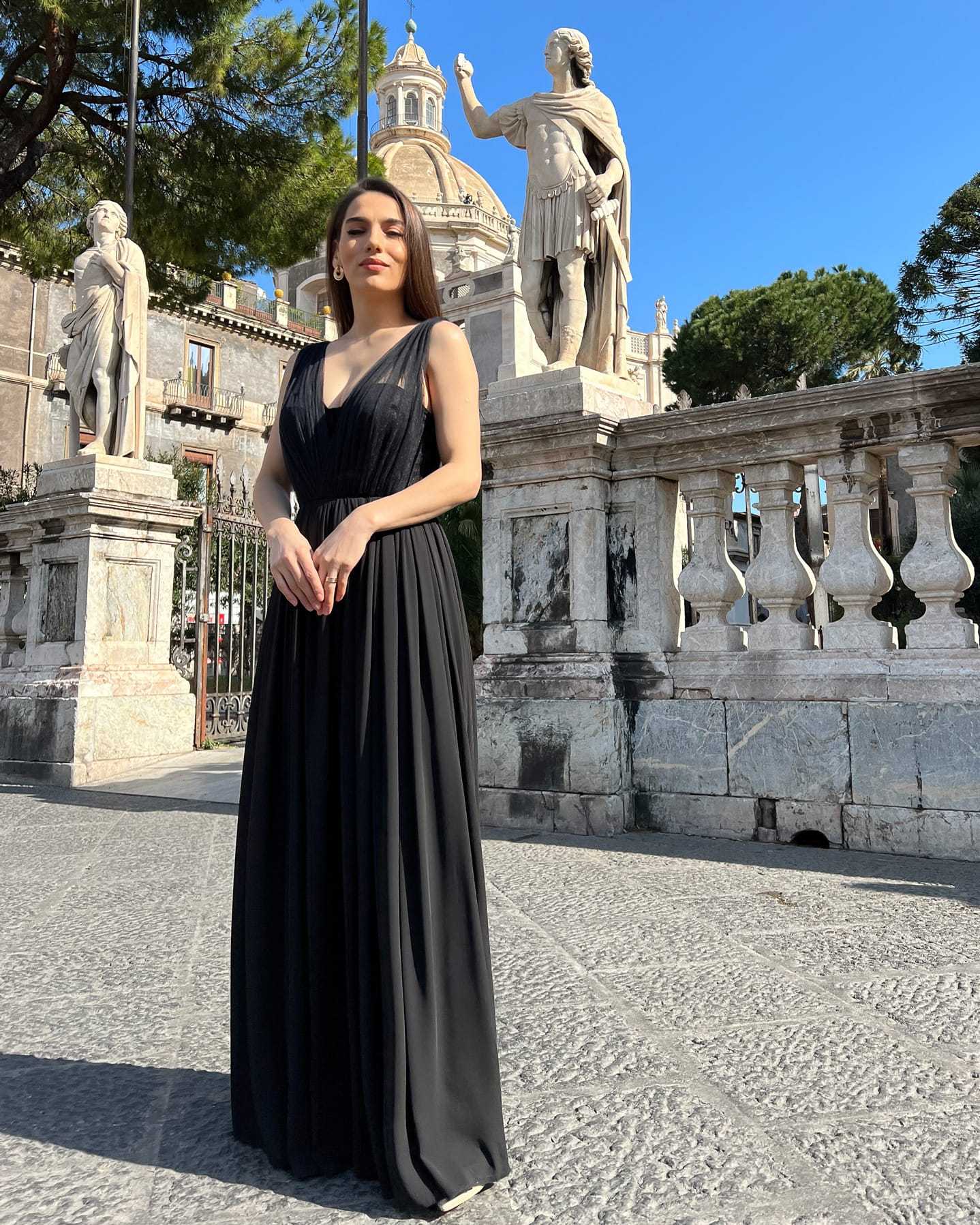 Rochie nunta de ocazie neagră cu slit, corset din dantelă fină, perfectă pentru evenimente formale.