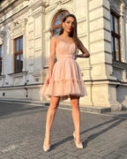 Rochie eleganta roz deschis scurta cu corset, fusta evazată și bandă de catifea.