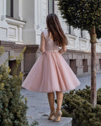 Rochie eleganta de ocazie scurta A-line din satin regal si tull, cu maneci lungi din plasa decorate cu perle, cordon detasabil, ideala pentru evenimente speciale.