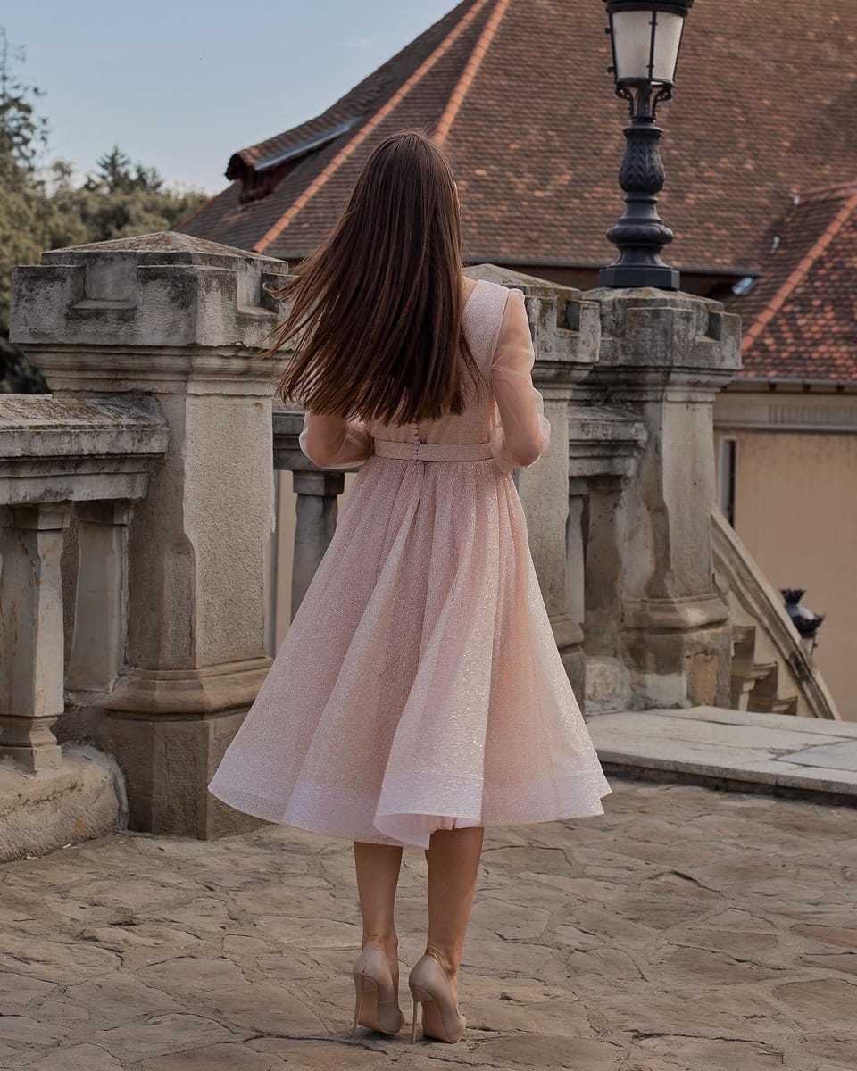 Rochie eleganta de ocazie stralucitoare cu maneci lungi si cordon detasabil.