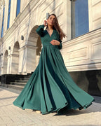Rochie elegantă de seară lungă din voal verde, decolteu în V și pliuri, cu mâneci lungi și nasturi, ideală pentru evenimente formale.