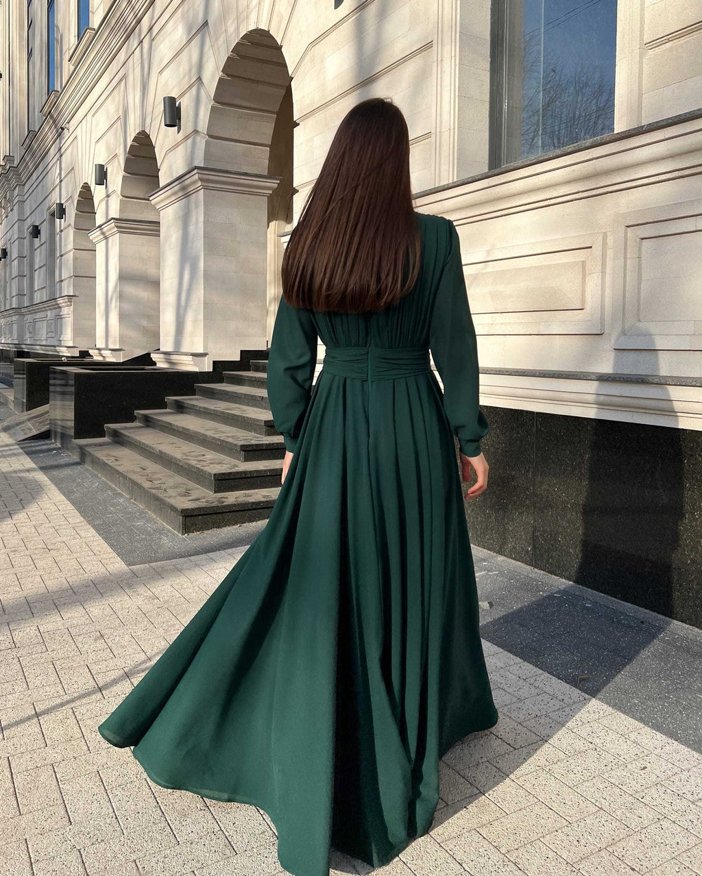 Rochie elegantă de seară lungă din voal verde, cu mâneci lungi și design sofisticat.