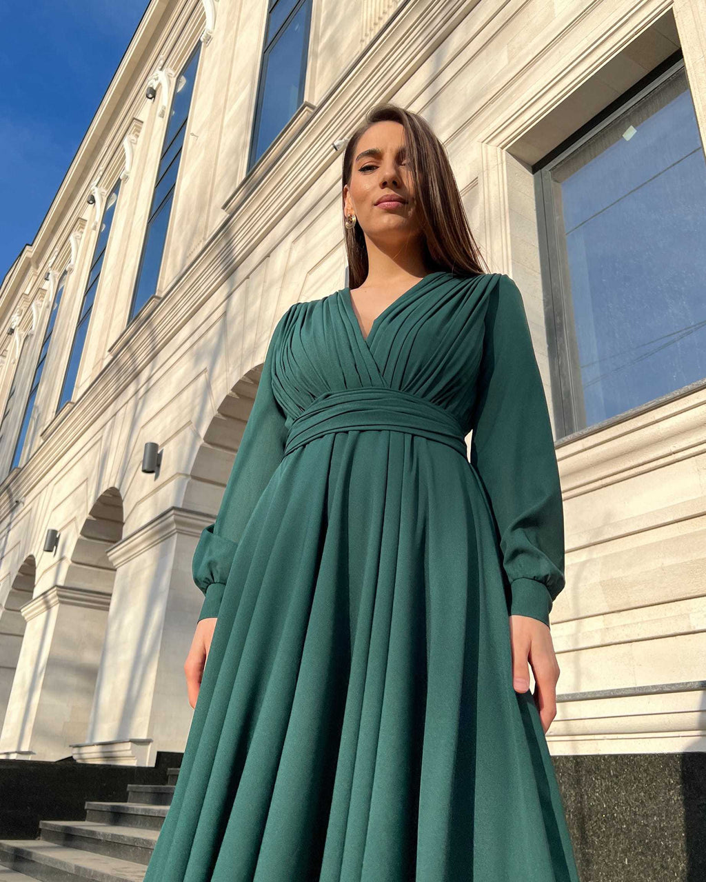 Rochie elegantă de seară lungă din voal verde, decolteu în V, pliuri sofisticate, mâneci lungi.