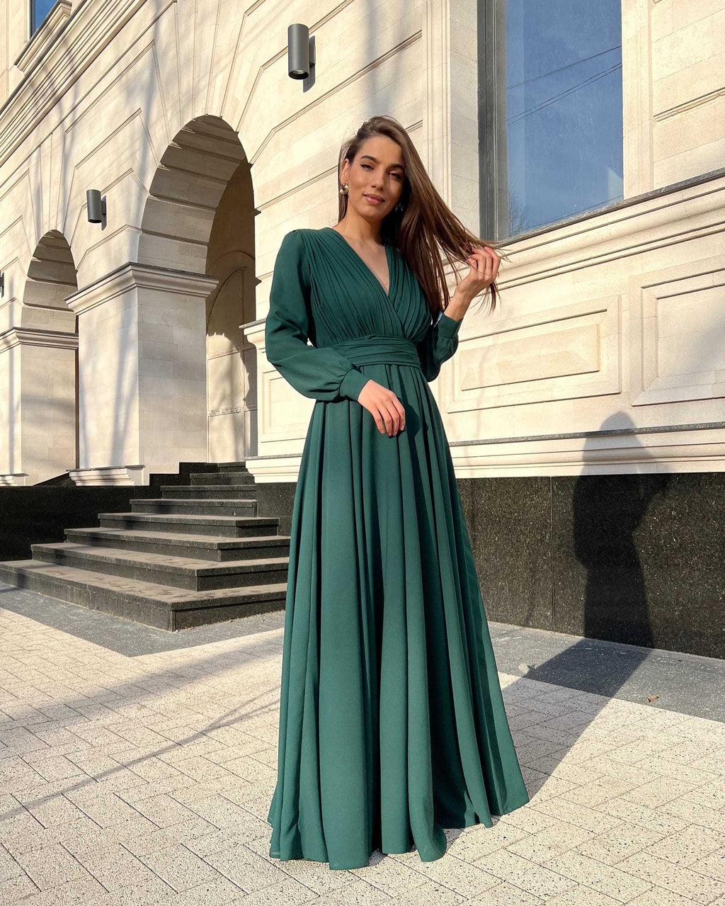 Rochie elegantă de seară lungă din voal verde cu decolteu în V și mâneci lungi.