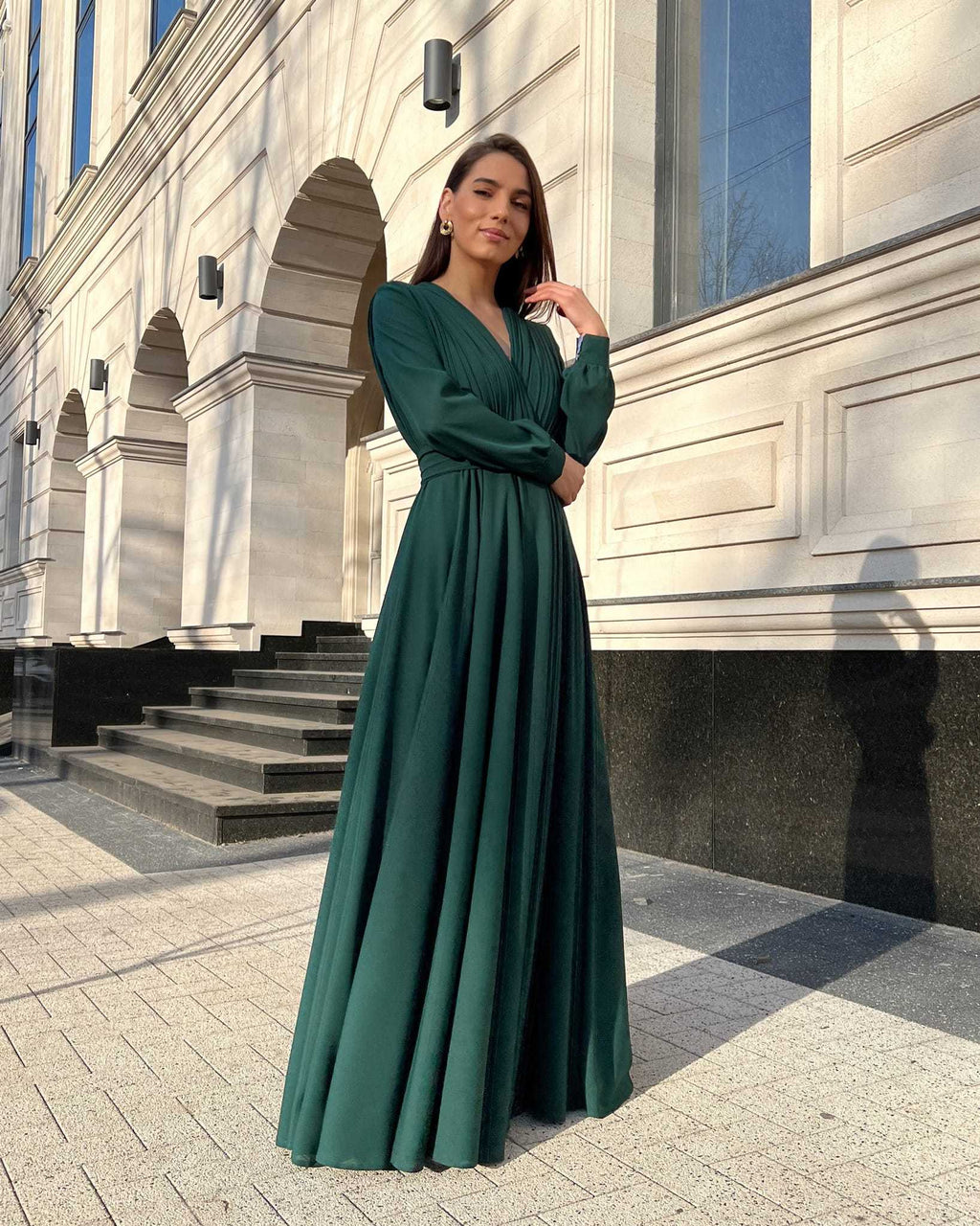 Rochie elegantă de seară lungă din voal verde, cu decolteu în V și mâneci lungi, potrivită pentru ocazii speciale.