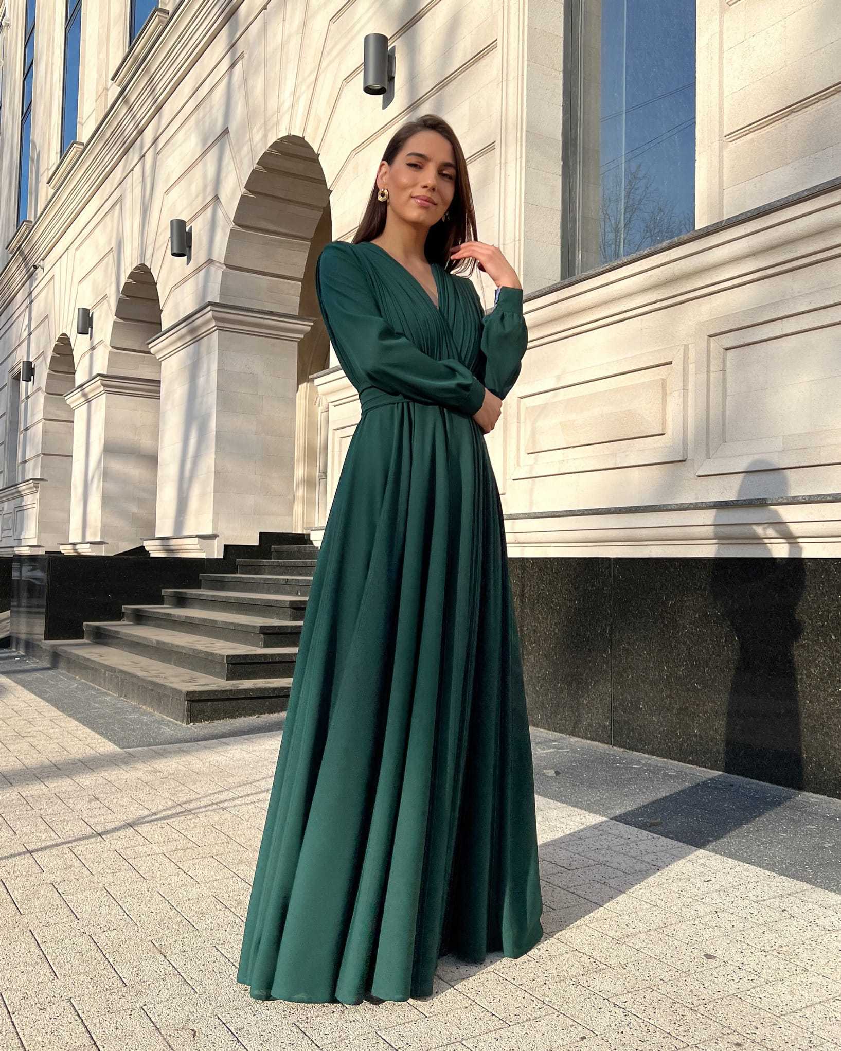 Rochie elegantă de seară lungă din voal verde, cu decolteu în V și mâneci lungi, potrivită pentru ocazii speciale.