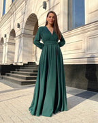 Rochie elegantă lungă de seară voal verde cu decolteu în V și mâneci lungi.