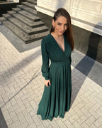 Rochie elegantă de seară lungă din voal verde, cu decolteu în V și mâneci lungi, ideală pentru ocazii speciale.