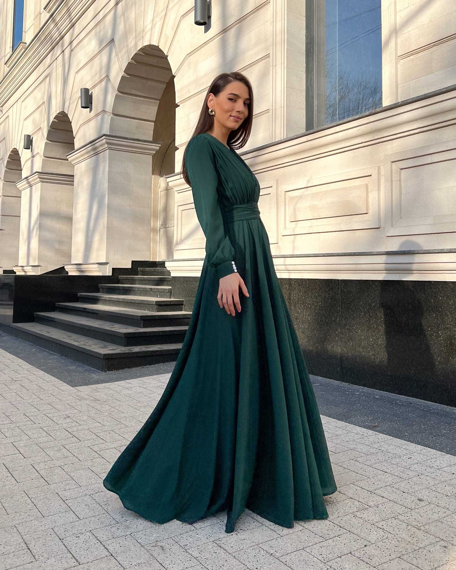 Rochie elegantă de seară lungă din voal verde cu decolteu în V și mâneci lungi.