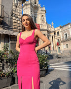 Rochie eleganta cu decolteu și slit dublu, cupe și fermoar, captușită.