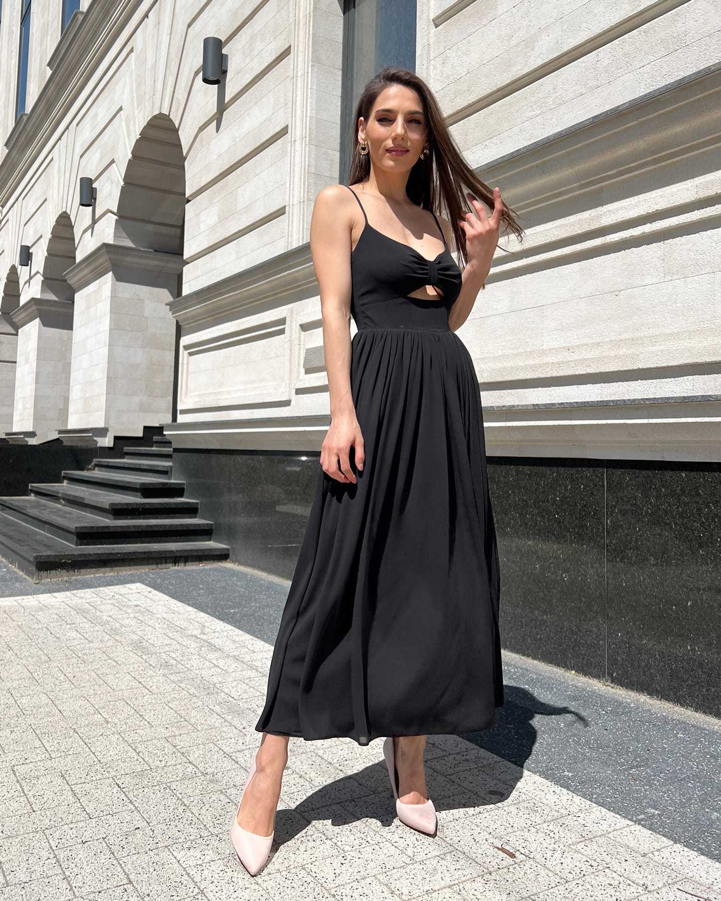 Rochie neagra cu slit și bretele, lungime 110 cm, captușită, cu fermoar la spate.