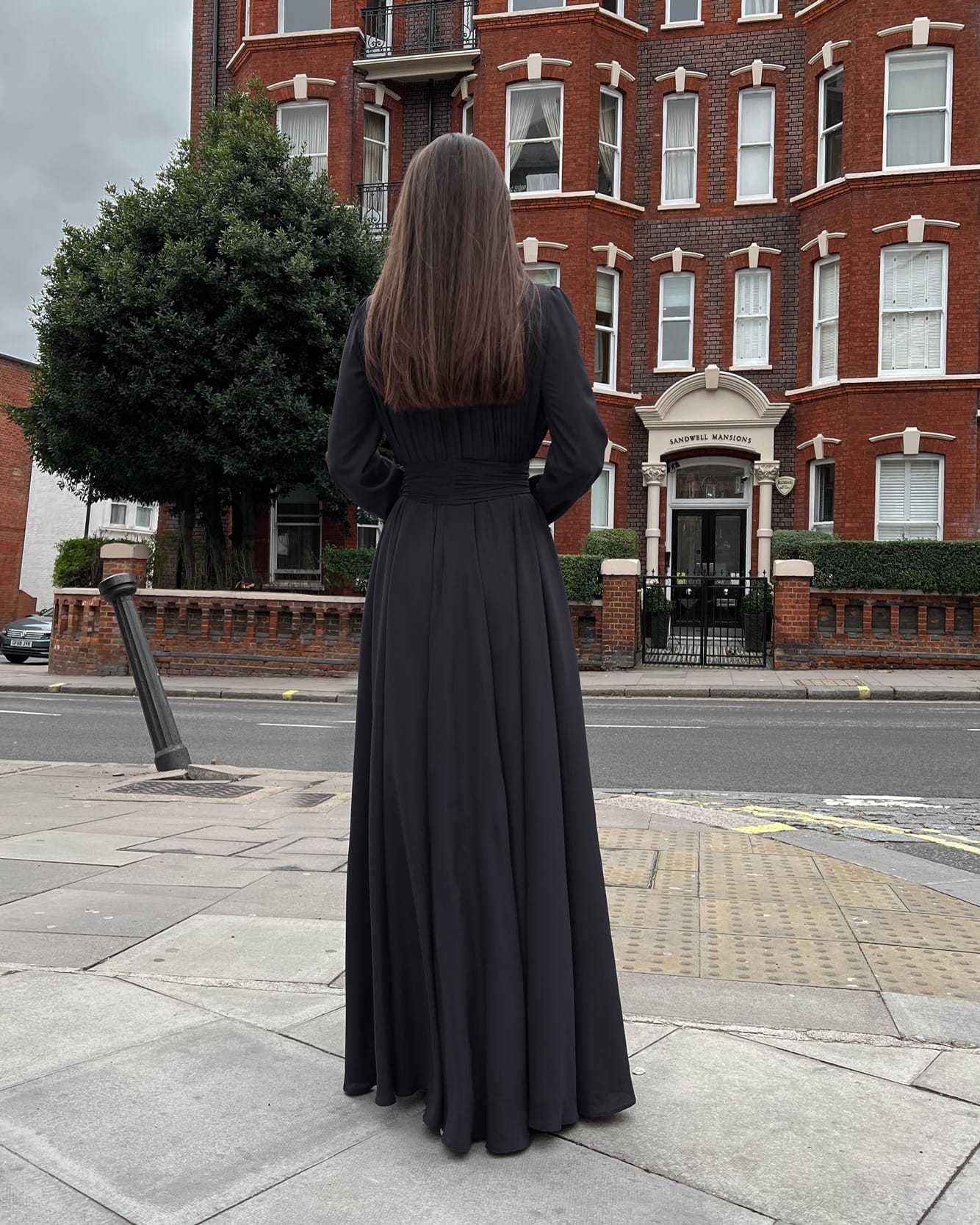 Rochie eleganta de seară lungă cu pliuri și decolteu V din crep chifon.