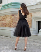 Rochie de ocazie neagră midi eleganta cu perle și mâneci lungi din plasă, vedere din spate.