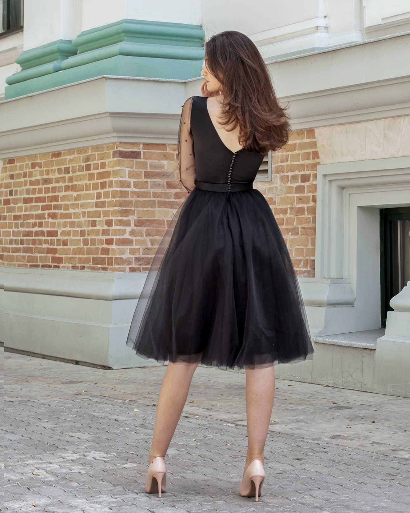 Rochie de ocazie neagră midi eleganta cu perle și mâneci lungi din plasă, vedere din spate.