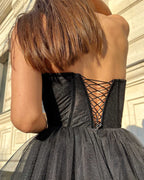 Rochie eleganta cu corset din dantelă fină și șiret reglabil.