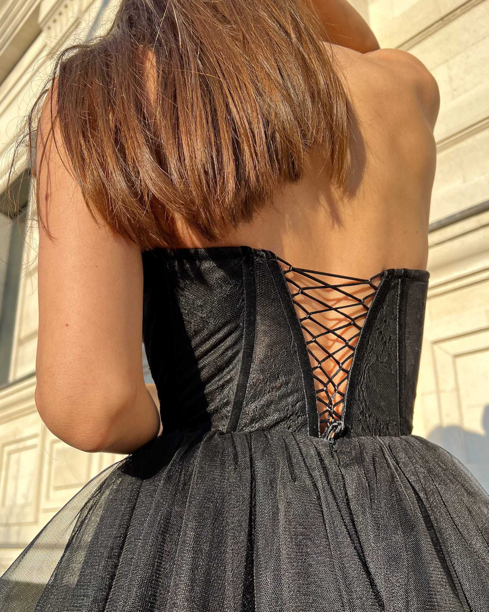 Rochie eleganta cu corset din dantelă fină și șiret reglabil.