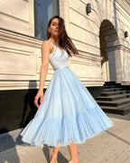 Rochie eleganta petrecere albastră midi evazată din satin regal, fără mâneci, cu cordon și lungime 109 cm.